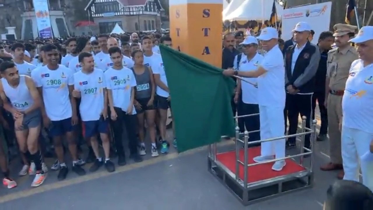 Breaking: प्रदेश पुलिस की स्वस्थ हिमाचल नशा मुक्त हिमाचल 11वीं हॉफ मैराथन को राज्यपाल ने हरी झंडी दिखाकर किया रवाना