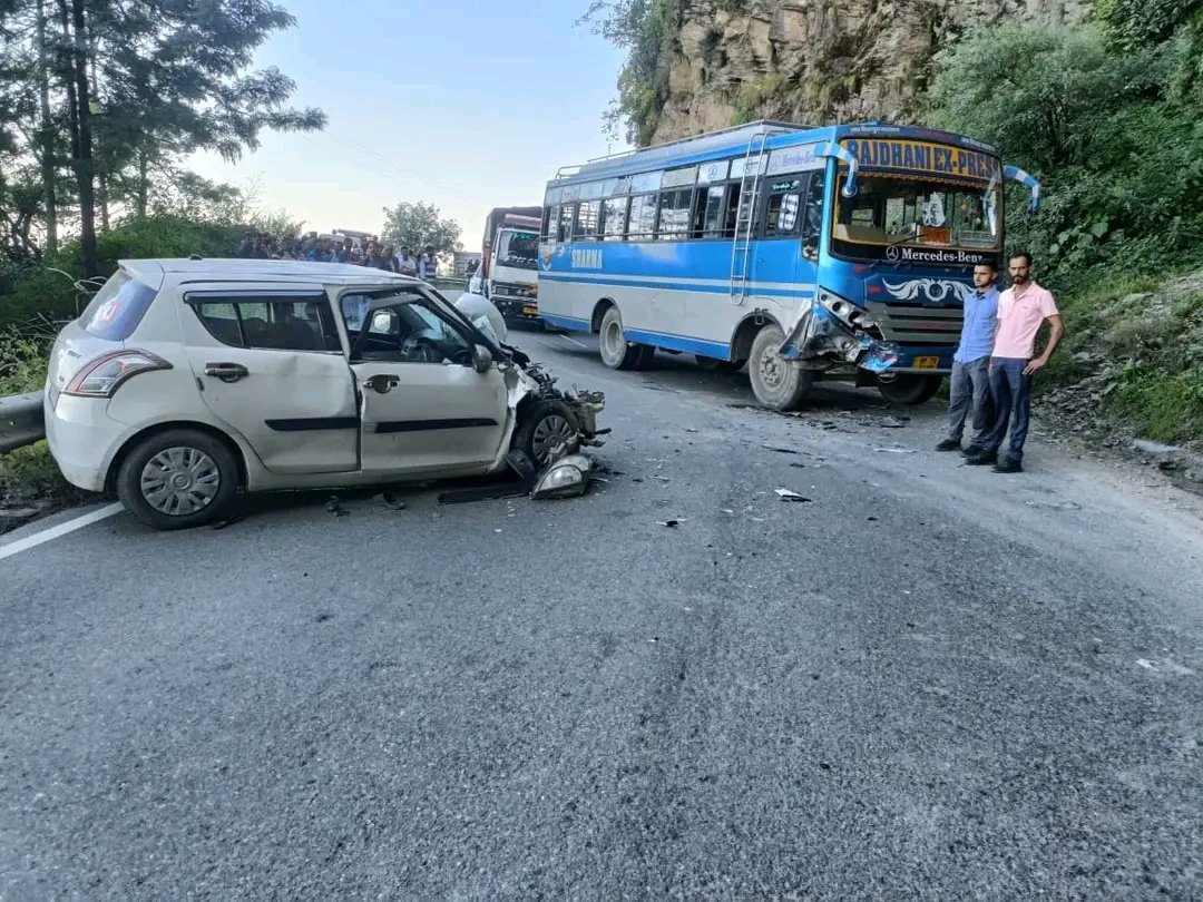 तारादेवी के पास सोनू बंगला में निजी बस और कार के बीच जोरदार भिड़ंत 3 घायल