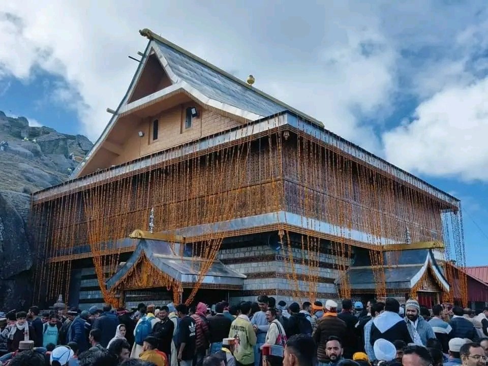 Breaking:52 साल बाद चूड़धार स्थित शिरगुल महादेव मंदिर में कुरुड़ की हुई स्थापना 12 देवता समेत हजारों श्रद्धालु बने साक्षी