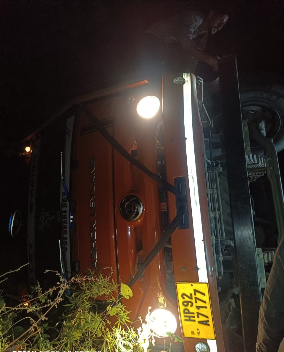 Breaking: बागीपुल- सराहन सड़क मार्ग पर दुर्घनाग्रस्त हुआ ट्रक,चालक सुरक्षित