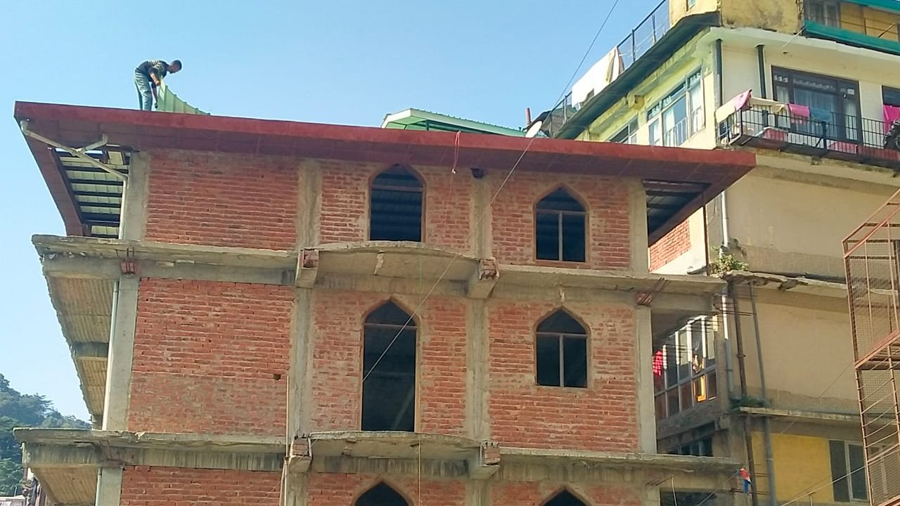 संजौली अवैध मस्जिद की तीन मंजिलें तोड़ने का काम हुआ शुरू