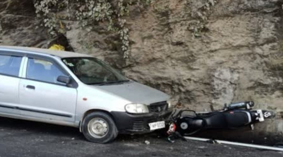 Breaking: संजौली कॉलेज के पास कार और बाईक की जोरदार भिड़ंत, बाईक सवार की मौके पर मौत