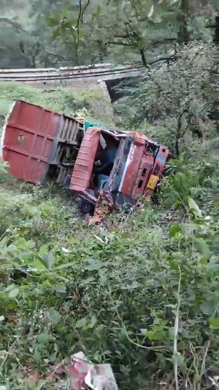 Breaking: शिमला बालूगंज के तवी मोड़ पर खाई में गिरा टिप्पर, चालक सुरक्षित