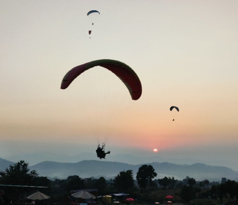 Breaking: बीड़ बिलिंग में पैराग्लाइडिंग वर्ल्ड कप शुरू 32 देशों के 105 प्रतिभागी ले रहे भाग