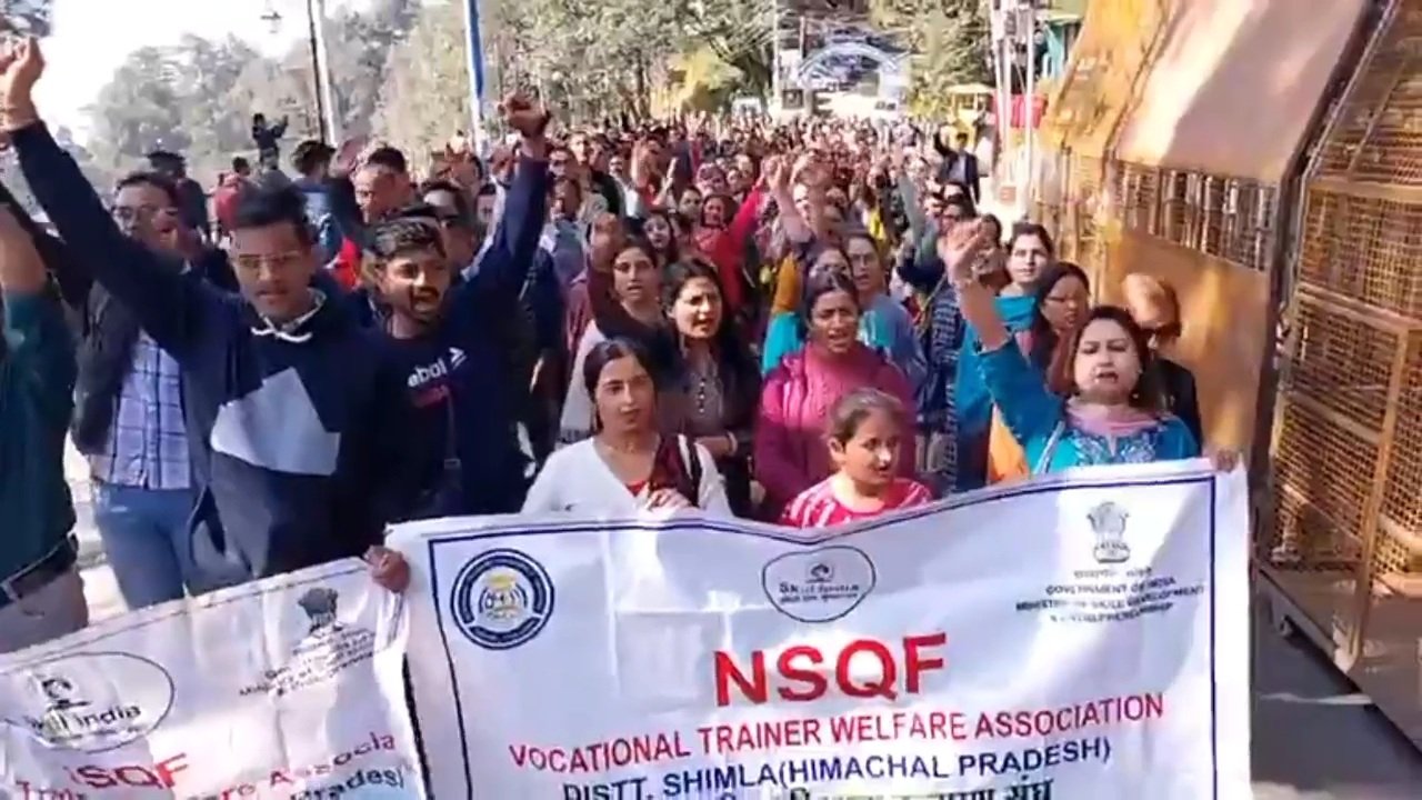 Breaking: वोकेशनल टीचर संघ ने स्थाई नीति की मांग को लेकर किया प्रदर्शन