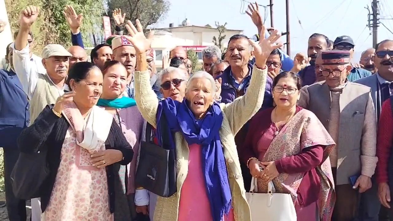 Breaking: HRTC पेंशनरों को पेंशन व लंबित भत्ते न मिलने पर सड़कों पर उतरे