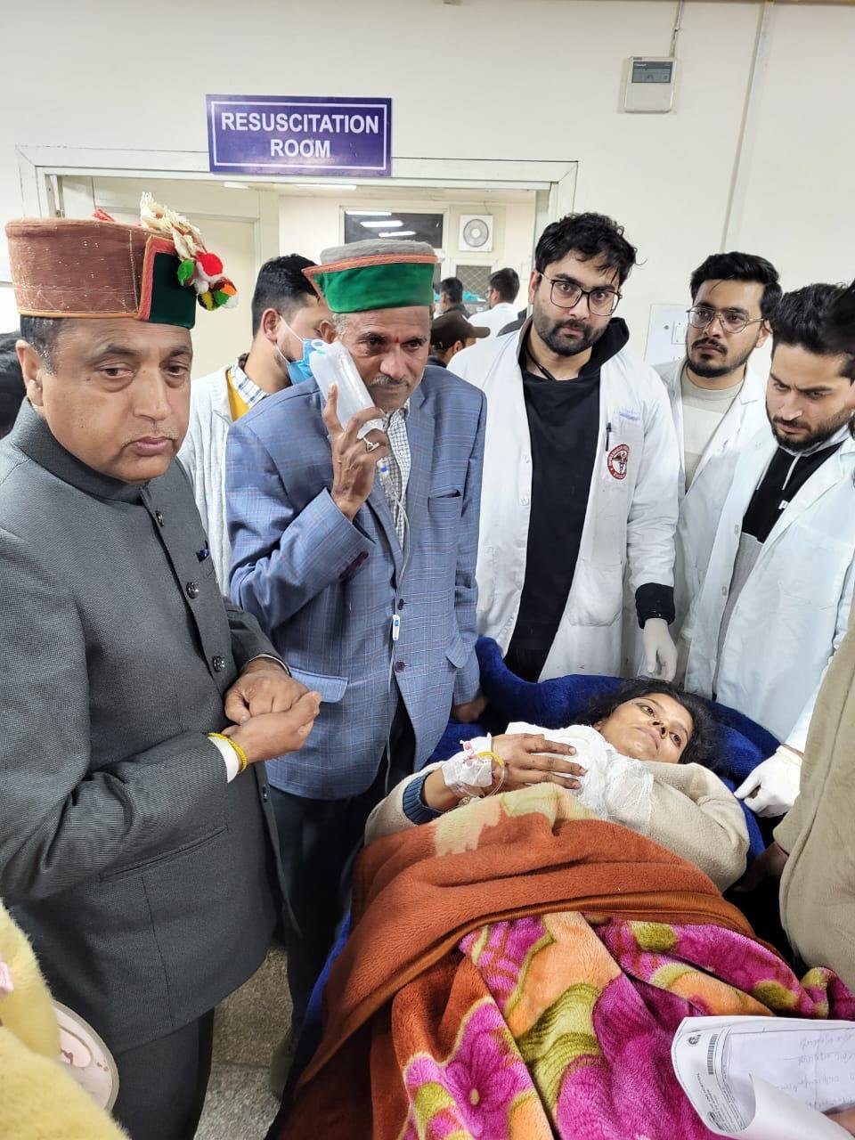 Breaking: IGMC पहुंचकर जयराम ठाकुर ने जाना बस हादसे में घायलों का कुशलक्षेम