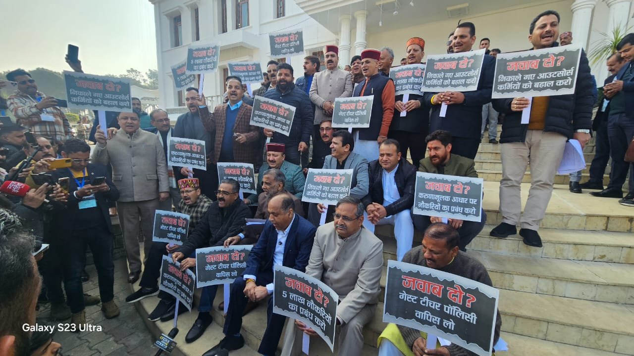 रोजगार देने की गारंटी पर विपक्ष ने किया विधानसभा में प्रदर्शन