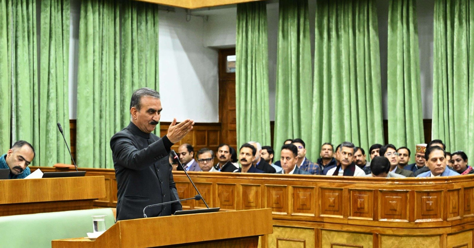 Breaking: बजट सत्र में लिया जाएगा MLA के वाहनों पर झंडी का फैसला