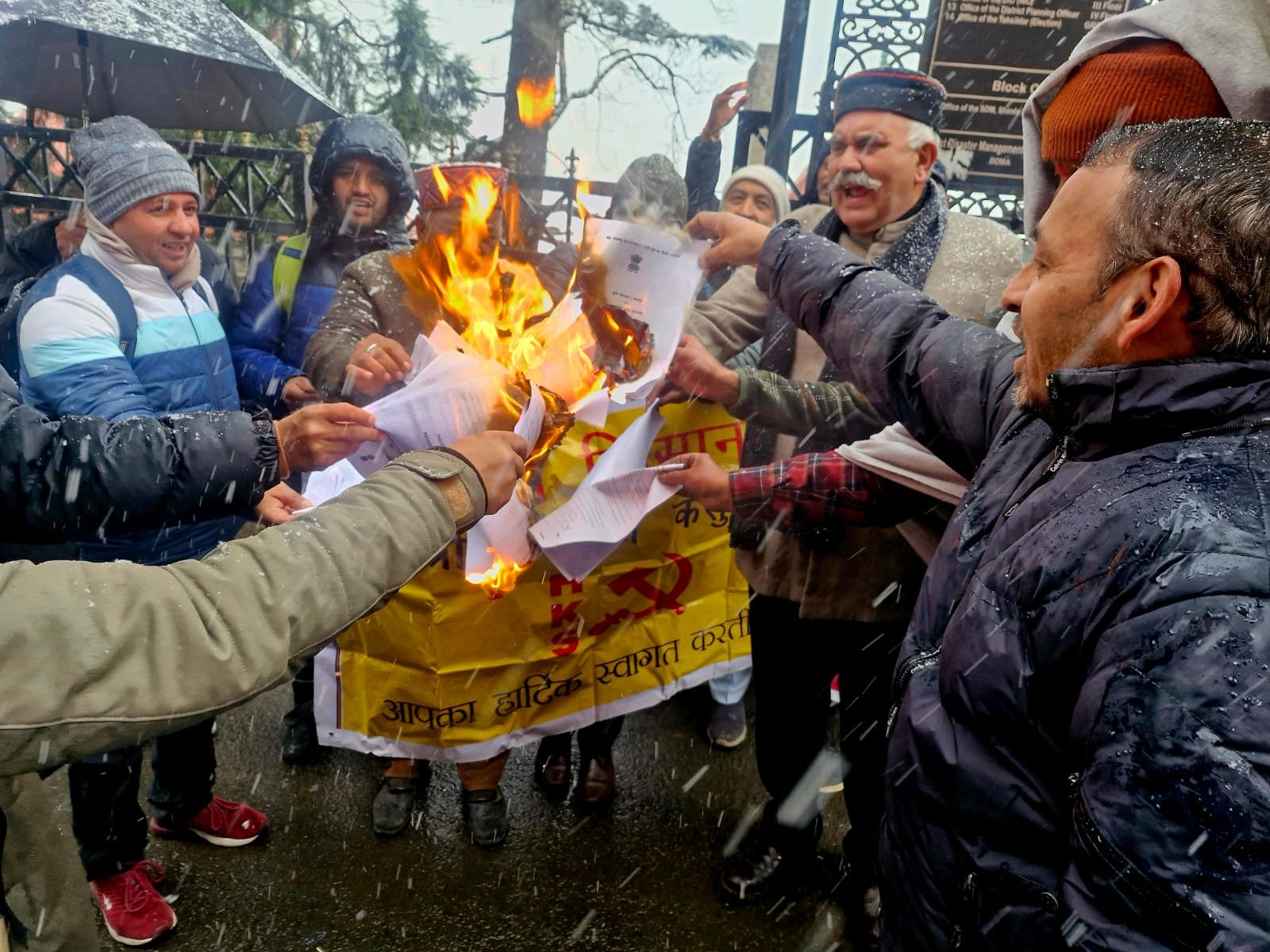 प्रचंड ठंड के बीच शिमला में किसान सभा ने जलाई नई राष्ट्रीय कृषि बाज़ार नीति की प्रतियां