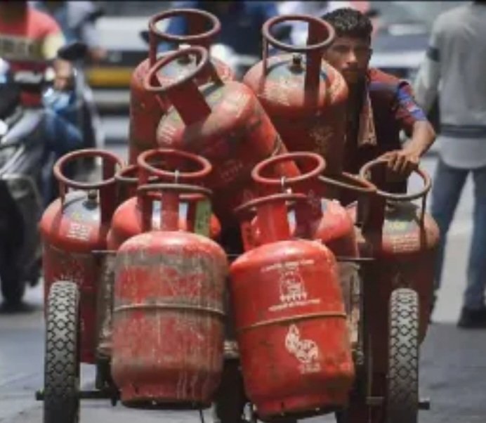 Breaking: कमर्शियल गैस सिलेंडर 16.50 पैसे हुआ महंगा