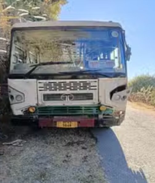 Breaking: मंडी के बरोट में अनियंत्रित होकर खंबे से टकराई बस ,बाल बाल बचे 30 यात्री