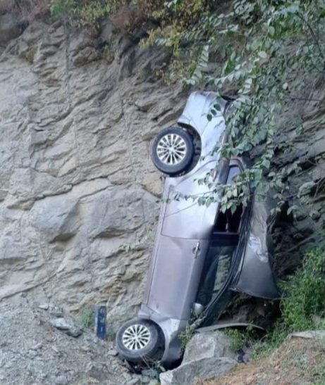 Breaking: निरथ में हादसे का शिकार हुई कार,2 की मौत एक घायल