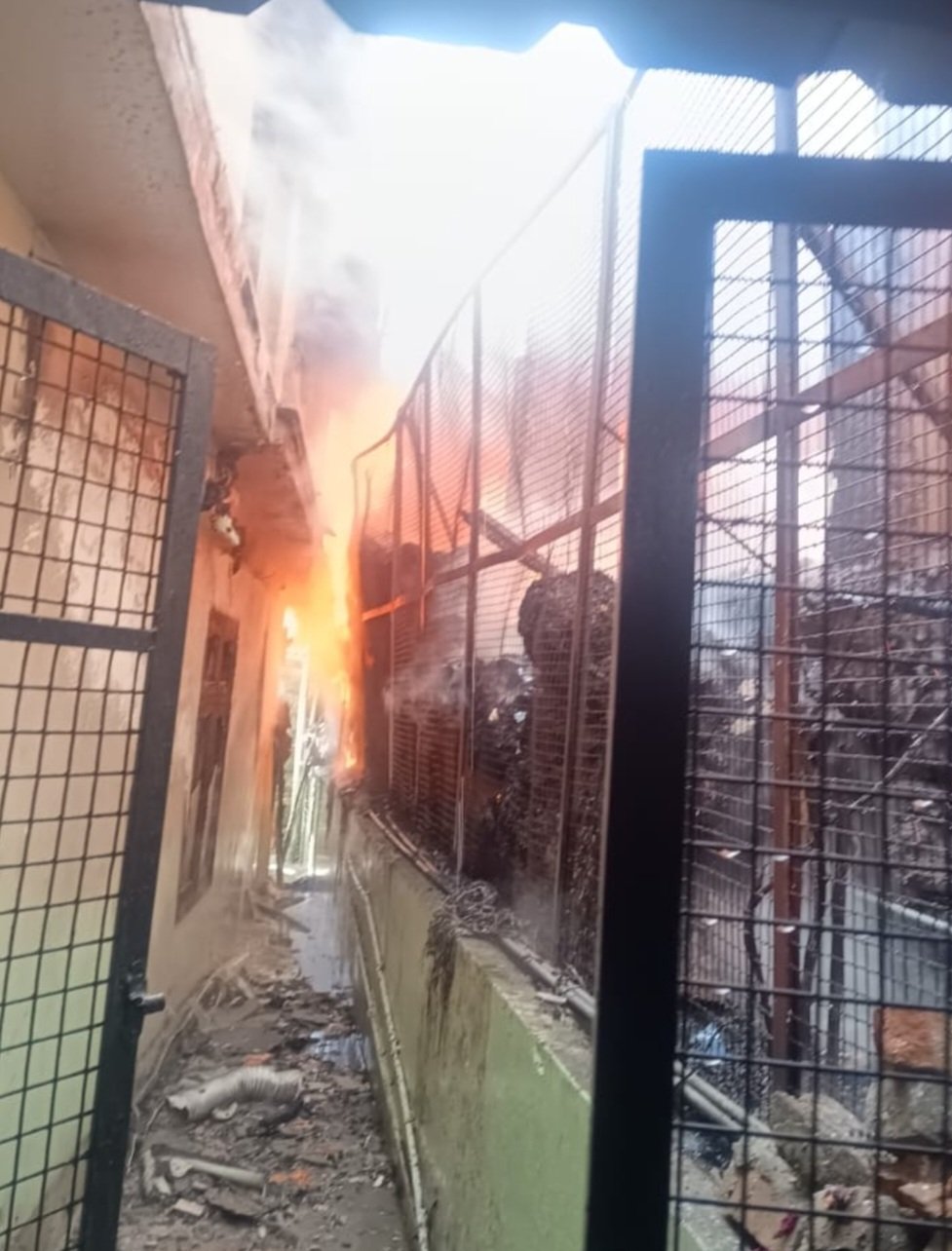 Breaking:मैहली में बेल्डिंग की चिंगारी से भड़की आग साउंड सिस्टम जलकर खाक