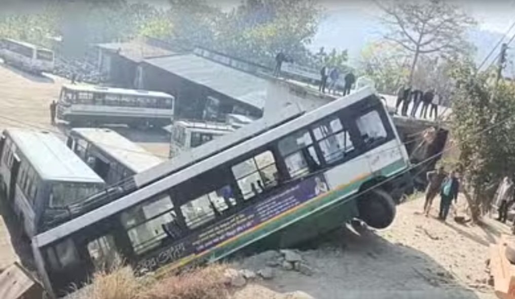 हमीरपुर में वर्कशॉप पर HRTC बस लुढ़की,नहीं कोई नुकसान