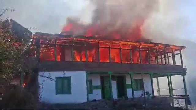 Breaking: बंजार के चैहनी में आग से ढाई मंजिला भवन जलकर राख,देवता का रथ निकाला सुरक्षित