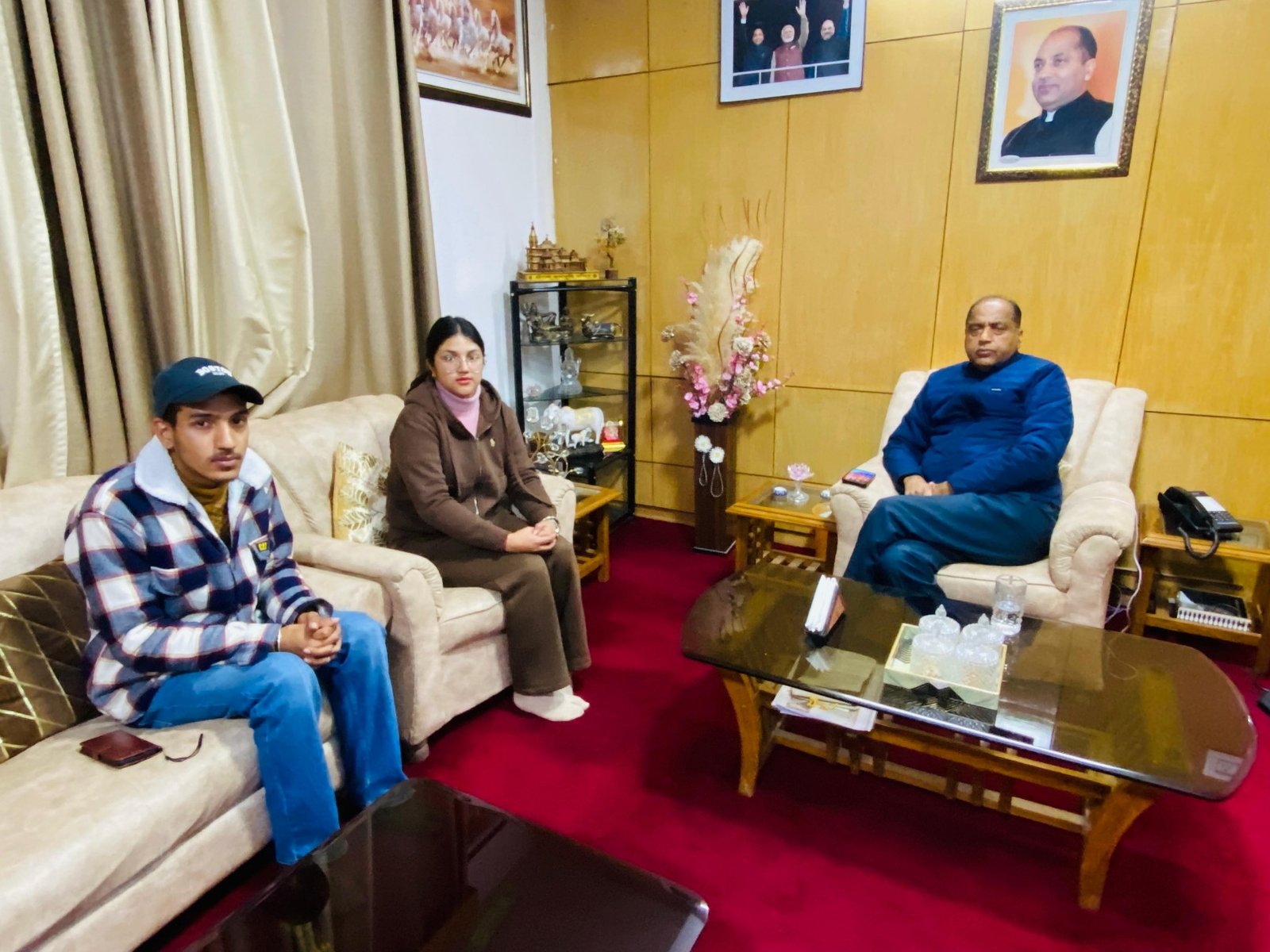 पिता की मौत के बाद जाह्नवी शर्मा ने जयराम ठाकुर से की भेंट