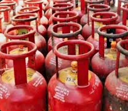 नए साल में कमर्शियल गैस सिलेंडर की कीमतों में हुई गिरावट,देखें यहां
