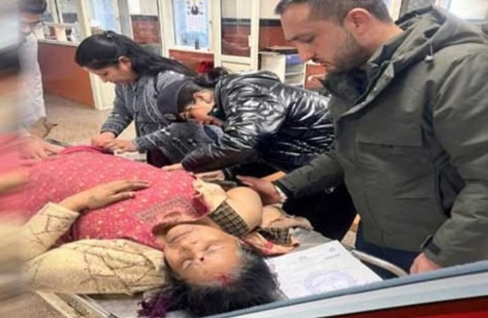 Breaking: संजौली में तेज रफ्तार बस ने मारी महिला को टक्कर,घायल महिला को पार्षद ने पहुंचायाअस्पताल