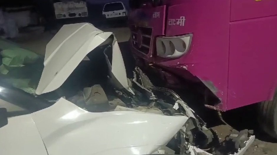 तेज रफ्तार कार ने खड़ी बस को मारी टक्कर, नहीं कोई जानी नुकसान
