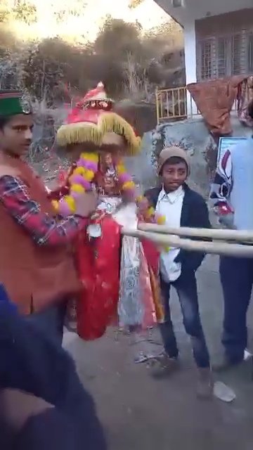 बच्चों के बनाए देवरथ में प्रवेश हुई दैवीय शक्ति,बना आस्था का केंद्र