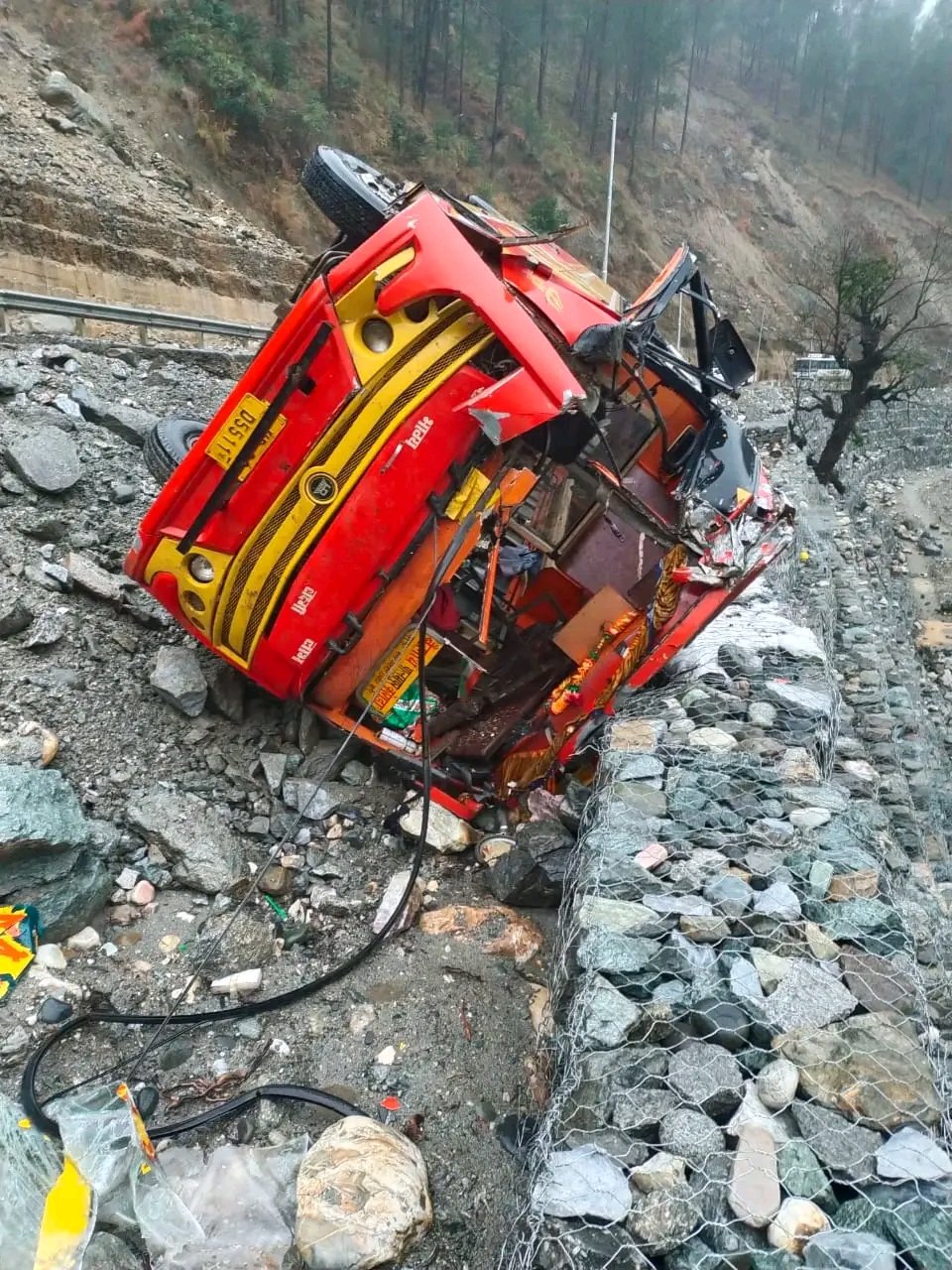 Breaking: चलती बस पर गिरी चट्टान दुर्घटनाग्रस्त ब्यास नदी के किनारे रुकी, नहीं कोई नुकसान