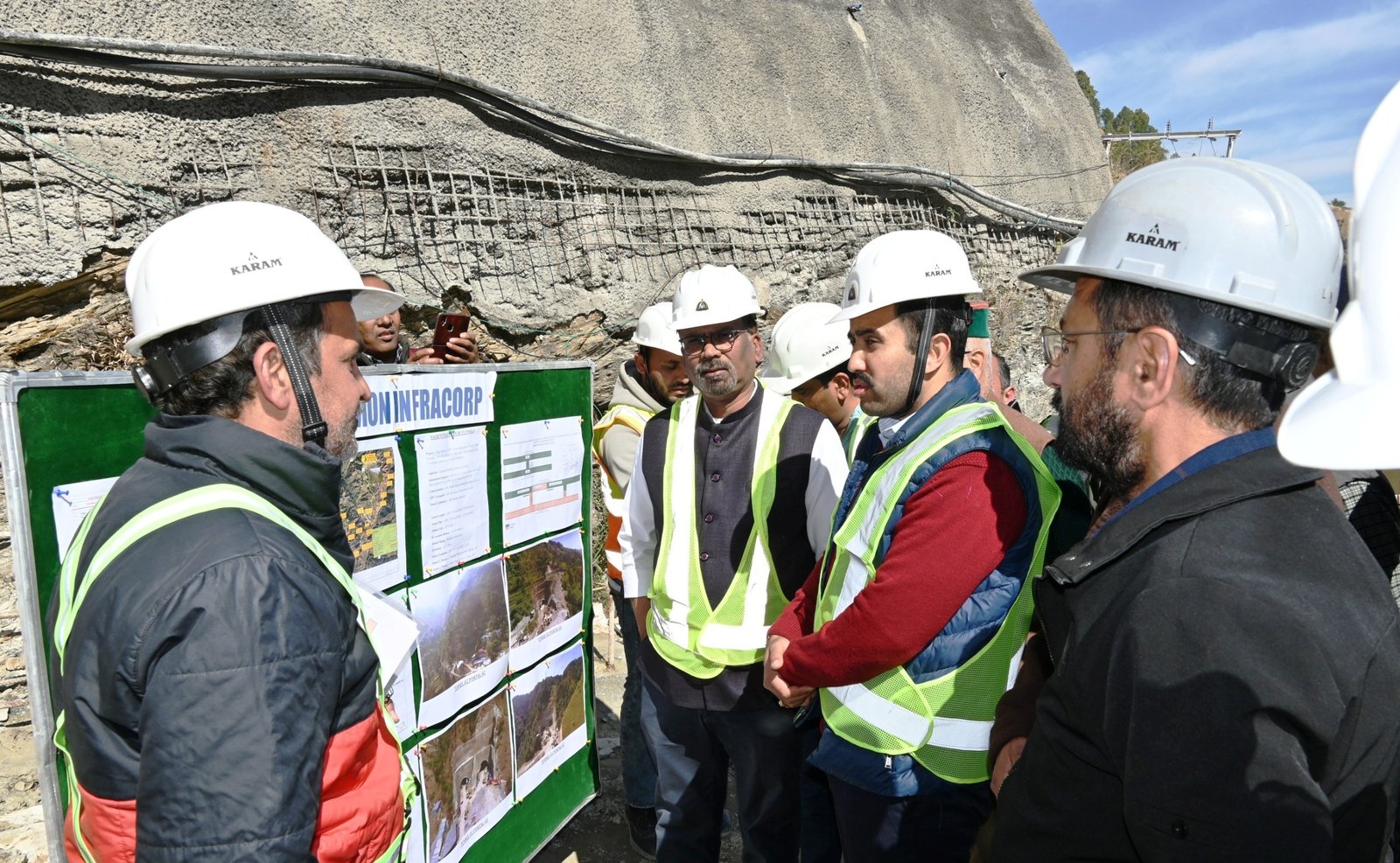 लोक निर्माण मंत्री ने फोरलेन पर निर्मित भाड-रंघाव टनल का किया निरीक्षण
