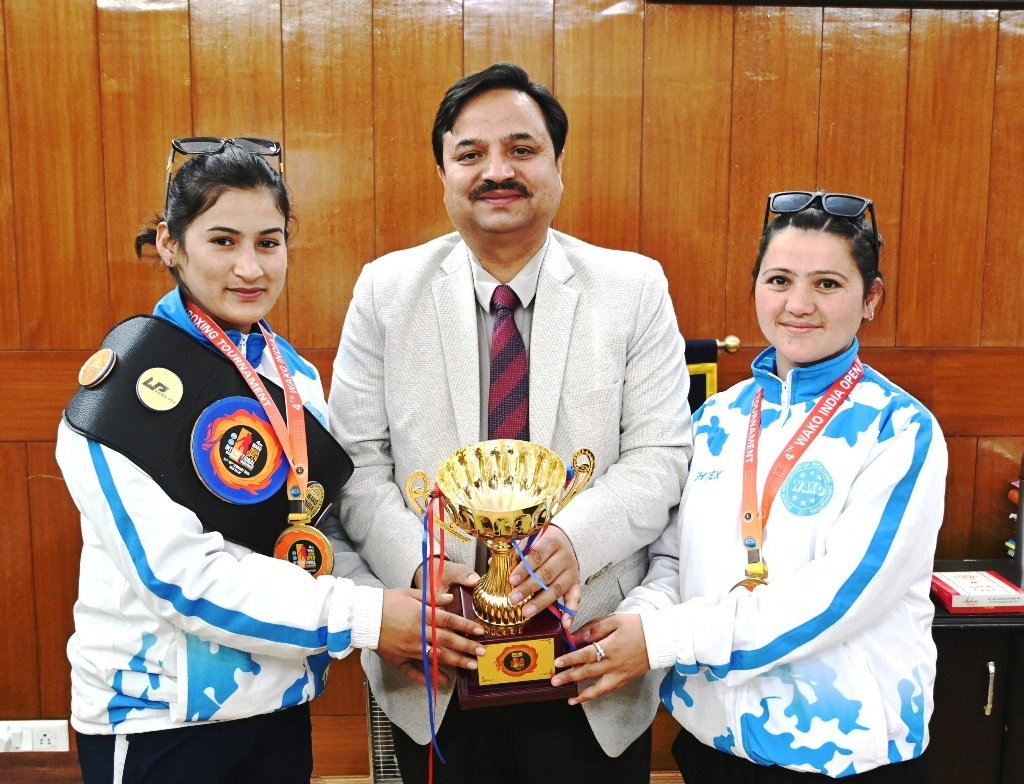 अंतराष्ट्रीय किक बाक्सिंग टूर्नामेंट में चिढ़गांव की बेटियों ने जीता स्वर्ण पदक