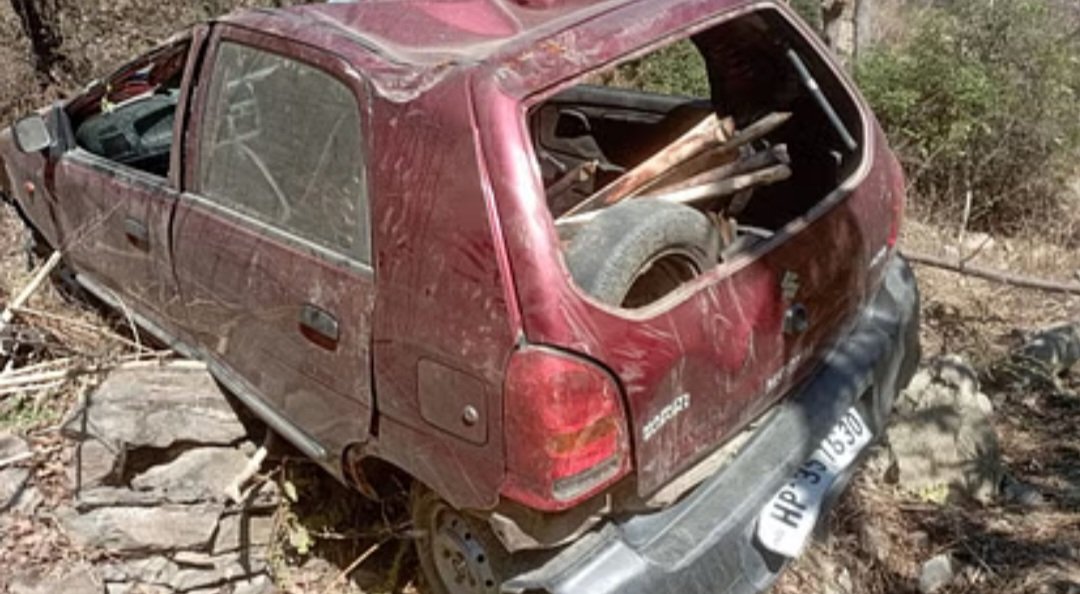 कतमोर-शारवी-बागीपुल सड़क मार्ग पर खाई में गिरी कार एक की मौत 2 घायल