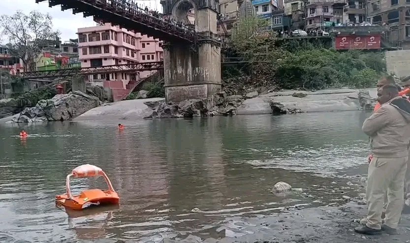 मंडी में 11वीं कक्षा की छात्रा ने ब्यास नदी में छलांग लगाकर दी जान