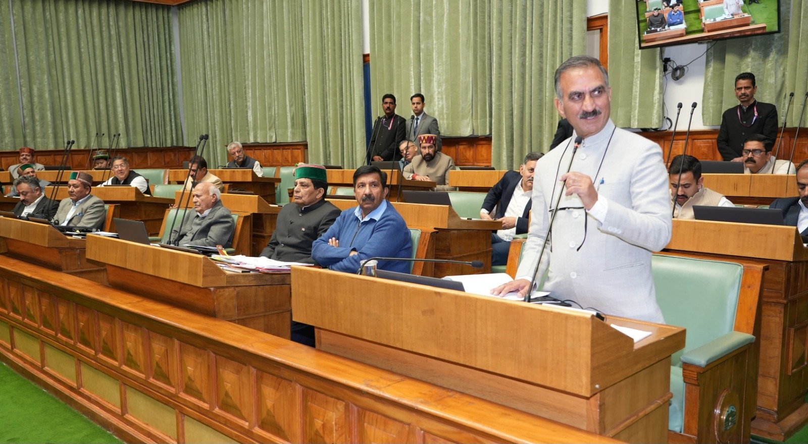 Breaking: आर्थिक संकट के बीच माननीयों ने बढ़ाए अपने वेतन- भत्ते,जानें यहां कितनी हुई बढ़ौतरी