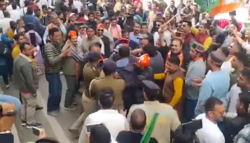 Breaking: BJP का सरकार के खिलाफ प्रदर्शन, पुलिस के साथ धक्कामुक्की