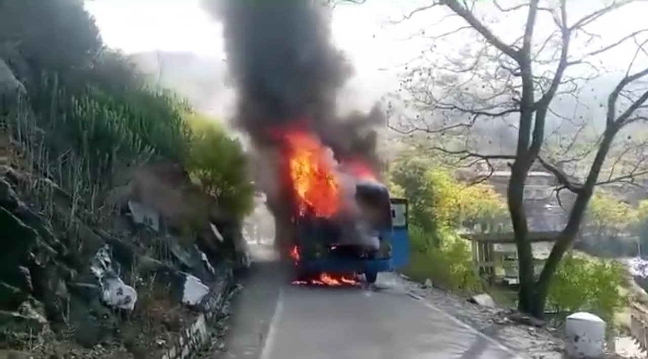 Breaking: रामपुर में HRTC बस में भड़की आग बाल बाल बचे 38 यात्री