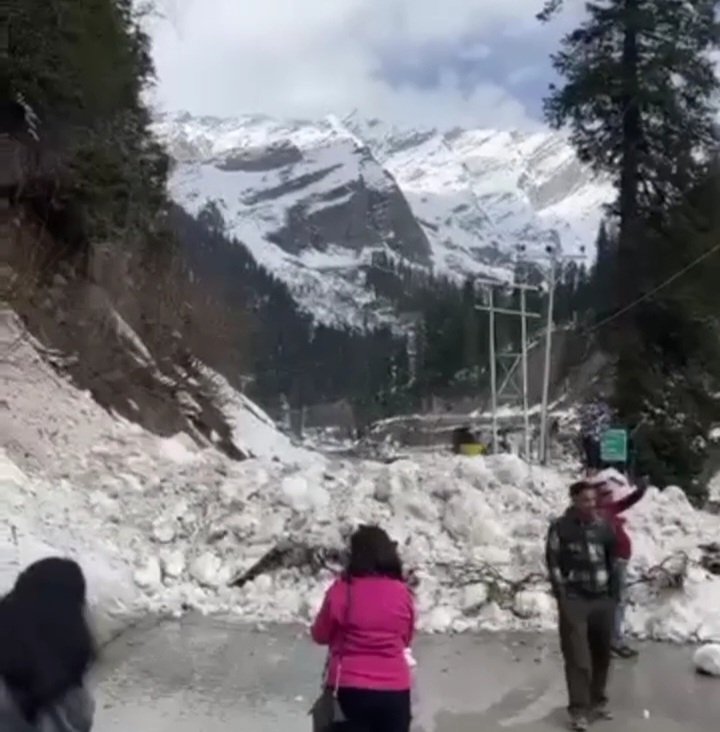 Breaking: मनाली अटल टनल मार्ग पर धुंधी के पास गिरा ग्लेशियर, सड़क अवरुद्ध