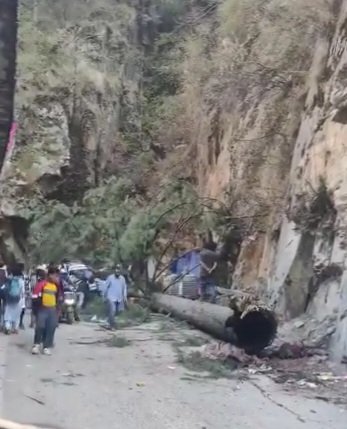 Breaking: मणिकर्ण में भूस्खलन व पेड़ गिरने से 6 लोगों की मौत कई घायल
