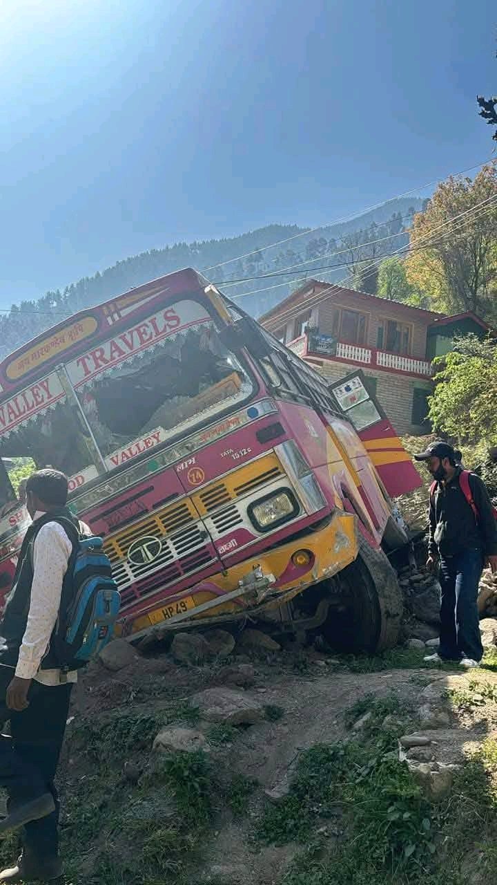 Breaking: बंजार के गुशैणी में लुढ़की निजी बस 6 सवारियों को पहुंची चोटें