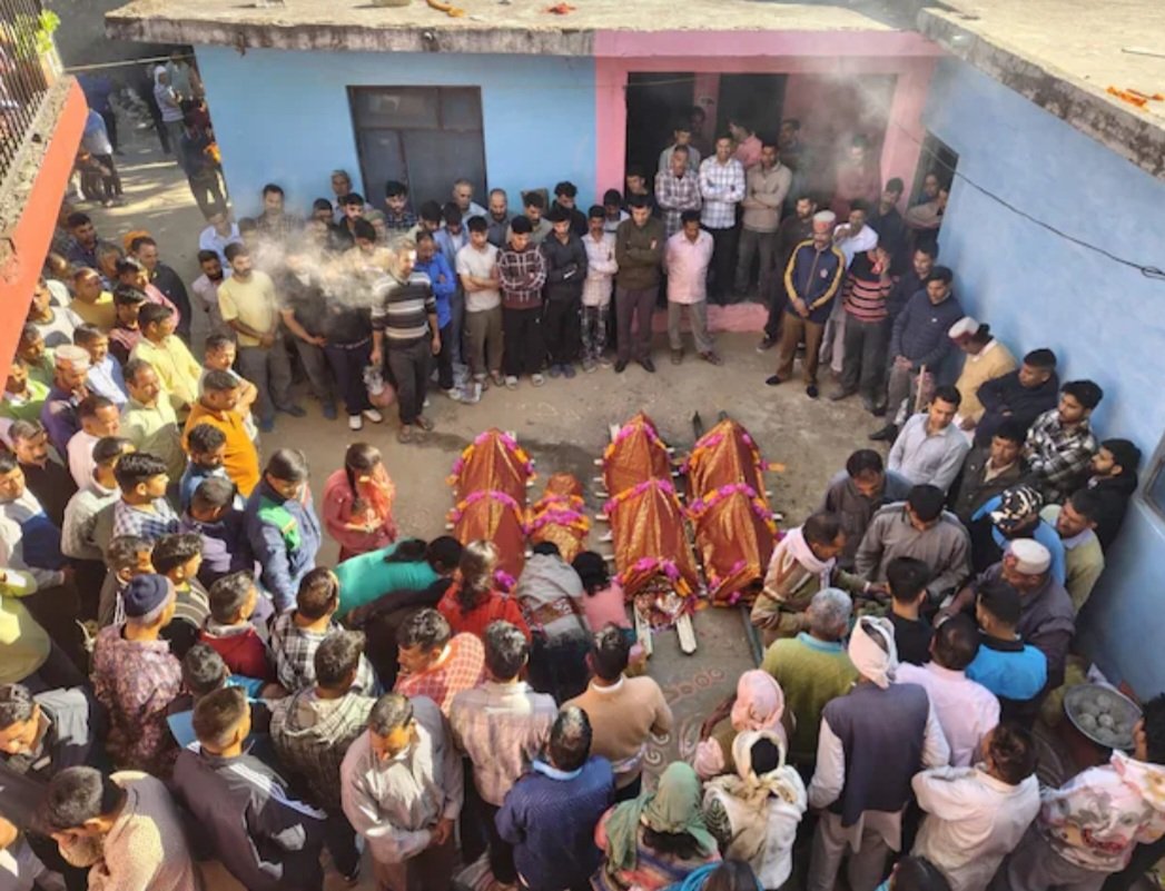 मंडी के तरौर गांव में शादी के घर मे मातम 4 चिताओं को दूल्हे ने दी मुखाग्नि
