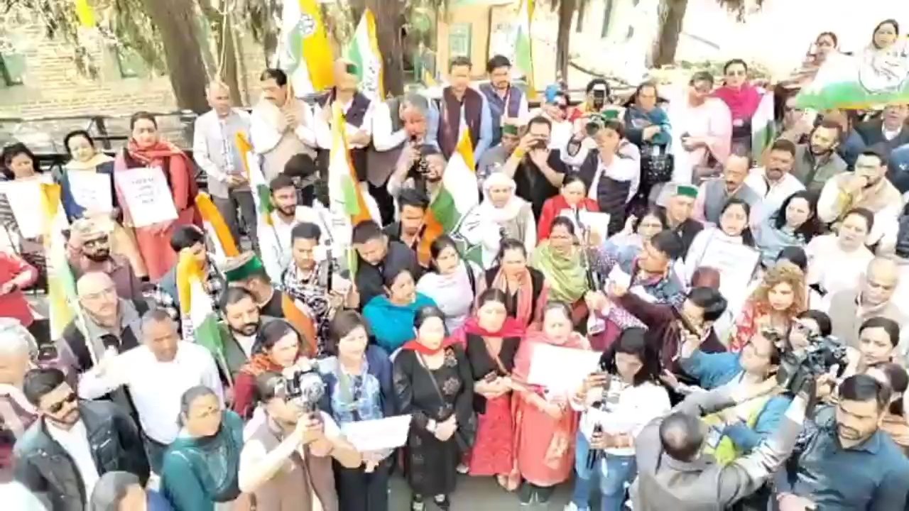 Breaking: अनुराग ठाकुर के खिलाफ कांग्रेस ने किया प्रदर्शन