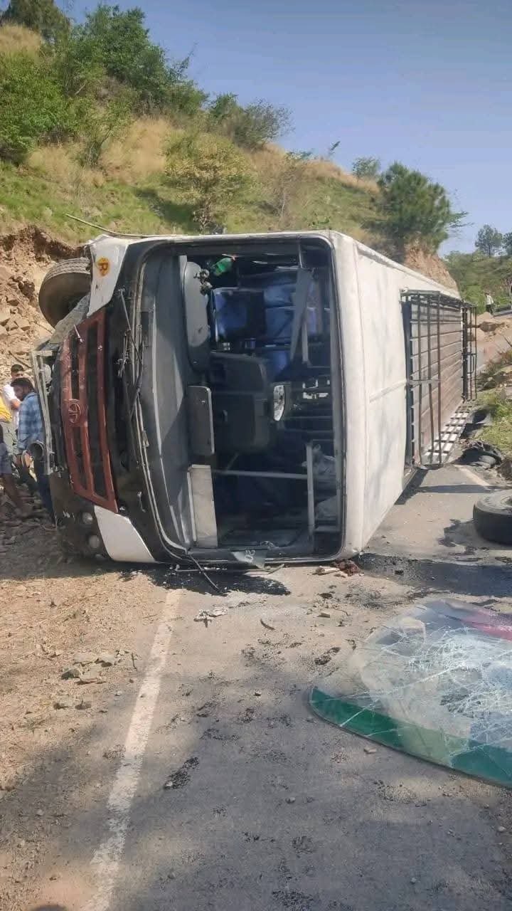 अर्की-शीलघाट से शिमला आ रही HRTC बस दुर्घटनाग्रस्त 15 घायल