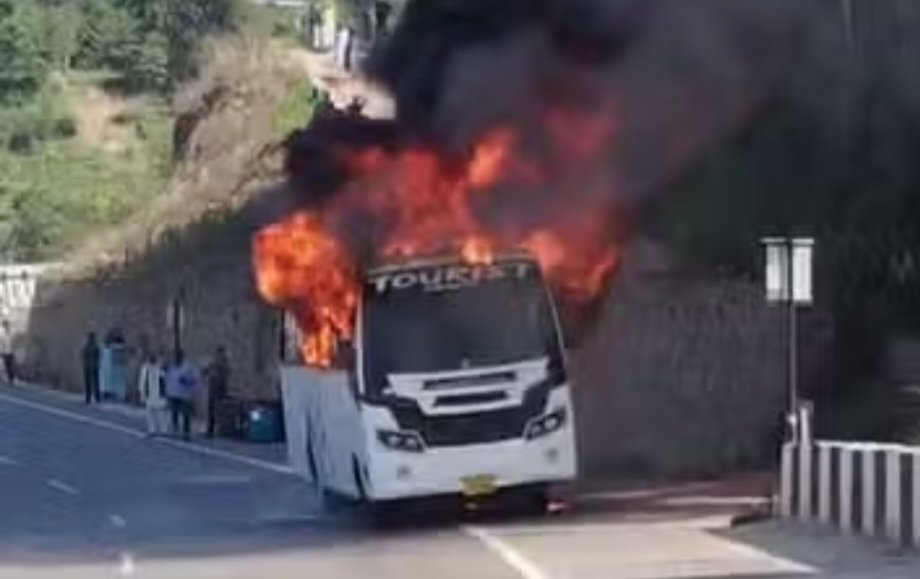 Breaking: सुंदरनगर में पर्यटकों से भरी बस में लगी आग बाल बाल बचे 19 पर्यटक