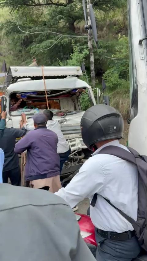 Breaking: ढली- हसन वैली के बीच HRTC बस ट्रक से टकराई 3 घायल,कार भी आई चपेट में