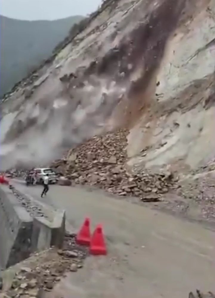 Breaking: शिलाई NH पर उतरी गांव के पास भारी भूस्खलन बाल बाल बचे कार सवार