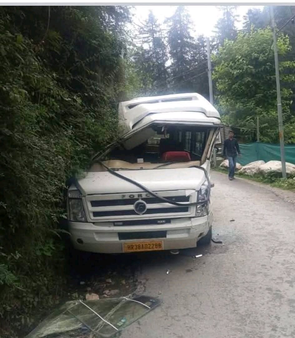 Breaking: घियागी में ट्रेवलर की ब्रेक फेल बाल-बाल बचे पर्यटक यात्री