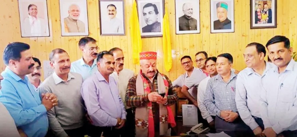 शिक्षा मंत्री को अध्यापक संघ ने सौंपा 18 सत्रीय मांगपत्र