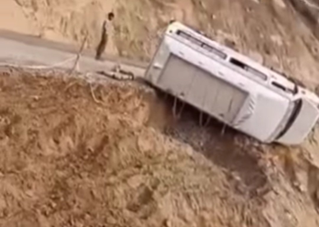 Breaking: मंडी में टेंपो ट्रेवलर पर गिरी चटाने, सड़क पर पलटी बाल- बाल बचे यात्री