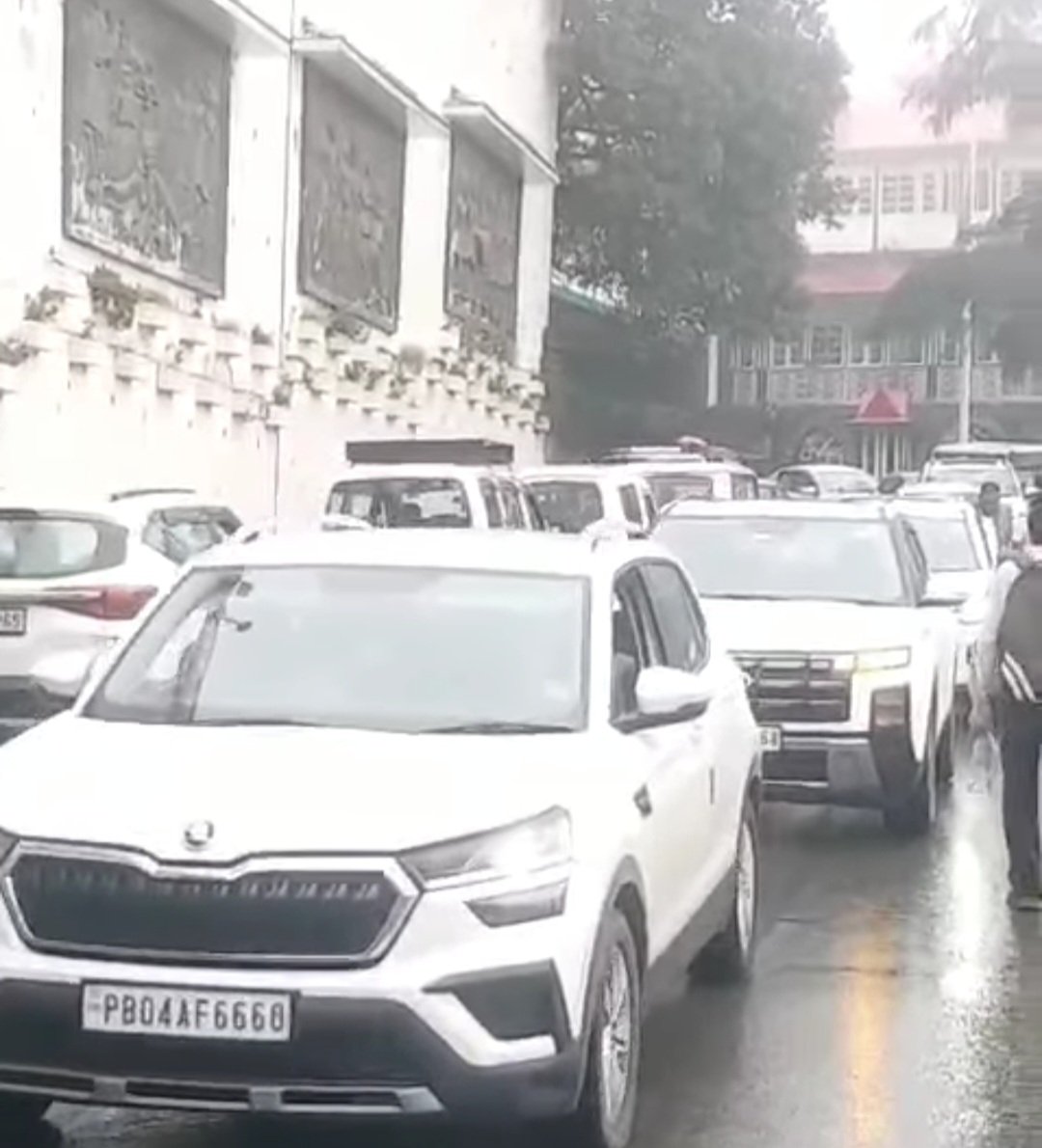 Breaking: गर्मी से निजात पाने के लिए तीन दिन में 60 हजार पर्यटक वाहन पहुंचे शिमला,लग रहा जाम