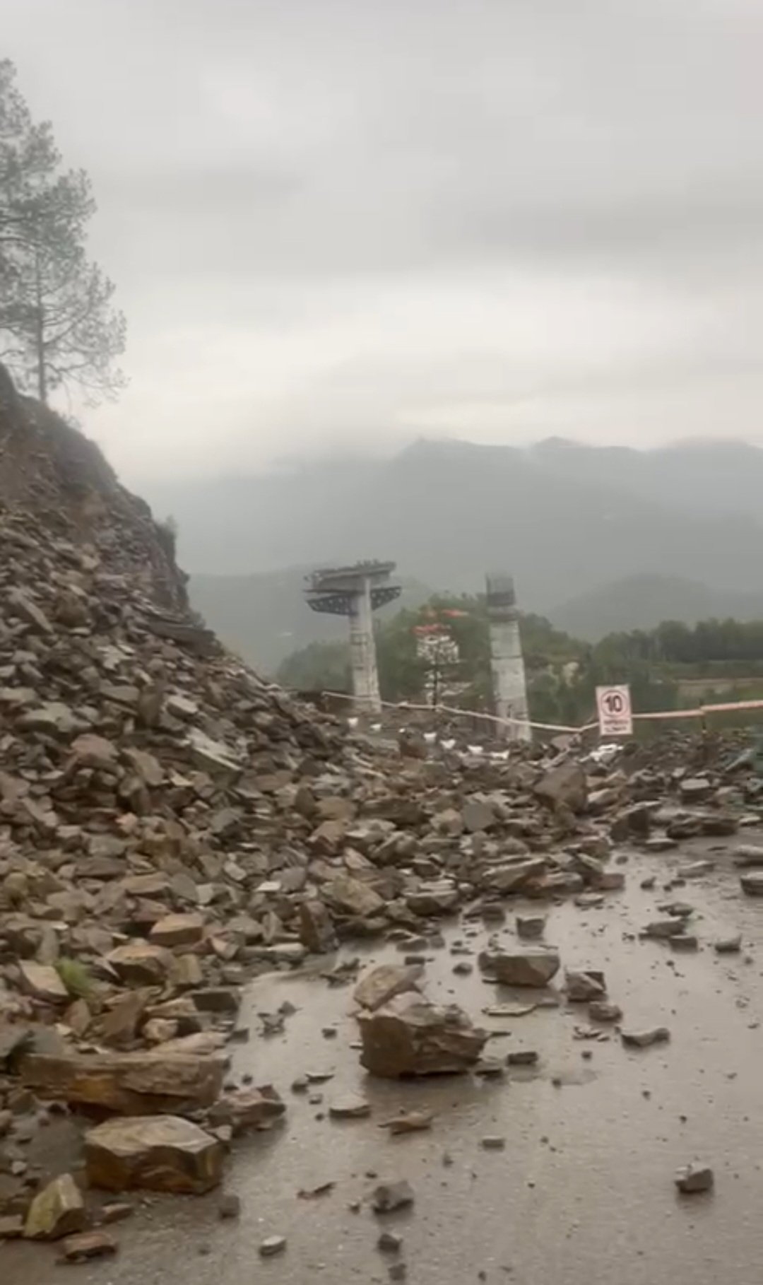 Breaking: शिमला में भारी बारिश के बाद जगह जगह भूस्खलन, पेयजल आपूर्ति प्रभावित