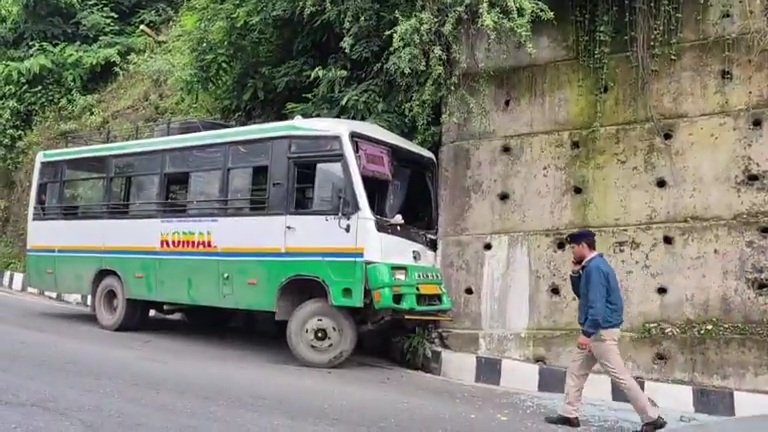 Breaking: शिमला में निजी बस की ब्रेक फेल 3 घायल