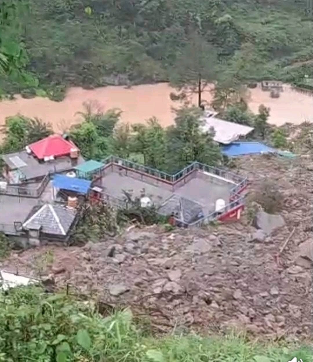 Breaking:मंडी में भारी बारिश ने मचाई तबाही स्यांज पंचायत में दो परिवारों के 9 लोग लापता