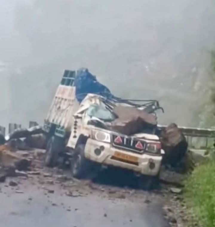 Breaking: लुहरी के समीप पिकअप पर गिरी चट्टान दो घायल: